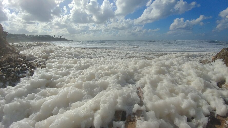 В воскресенье жители Пафоса наблюдали редчайший феномен в мире под вкусным названием «Прибрежный капучино»