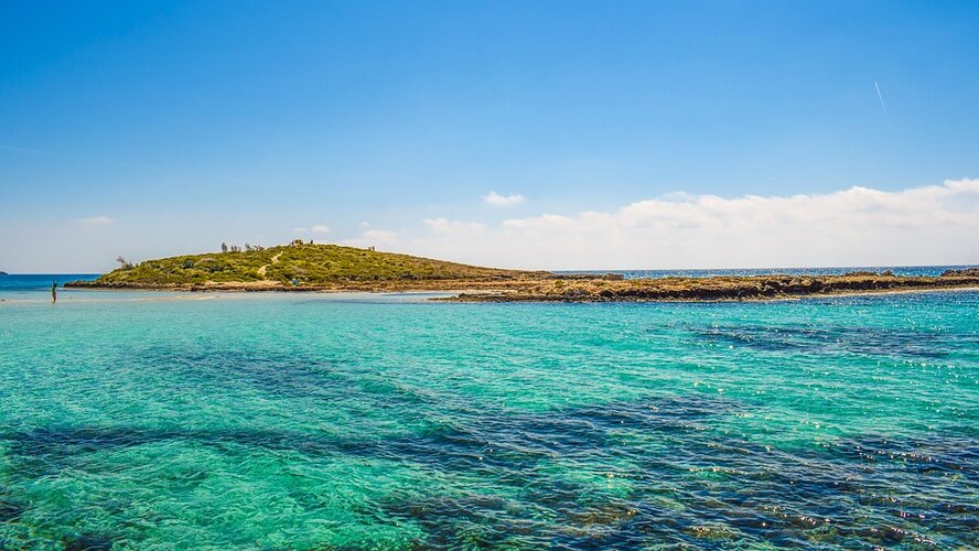 Кипр надеется принять первых туристов из Великобритании и РФ в июле