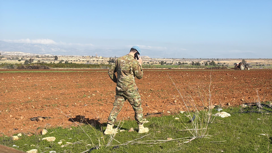 Турецкий трактор заехал в буферную зону и начал обработку земли греко-киприота