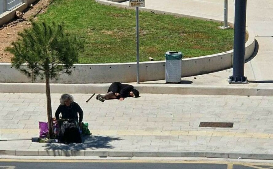 Фотография женщины, лежащей на тротуаре у автобусной остановки в Пафосе, облетела интернет