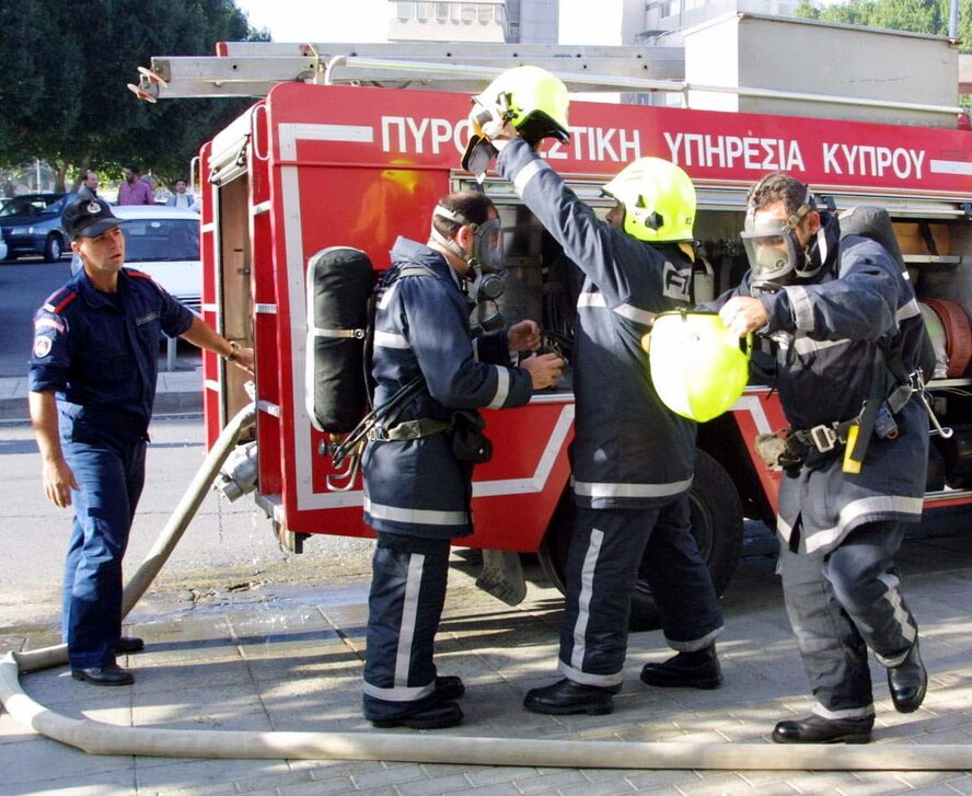 В Кити хулиганы напали на полицейских и подожгли дом старика! В Кити хулиганы напали на полицейских и подожгли дом старика!