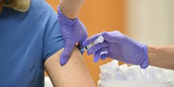 Коронавирус: почти 2800 человек на Кипре получили третью дозу прививки
