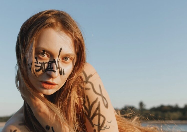 Между традицией и электроникой: интервью с Iva Sativa