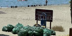 Купальщики жалуются на мусор и зловоние на пляже в Лимассоле