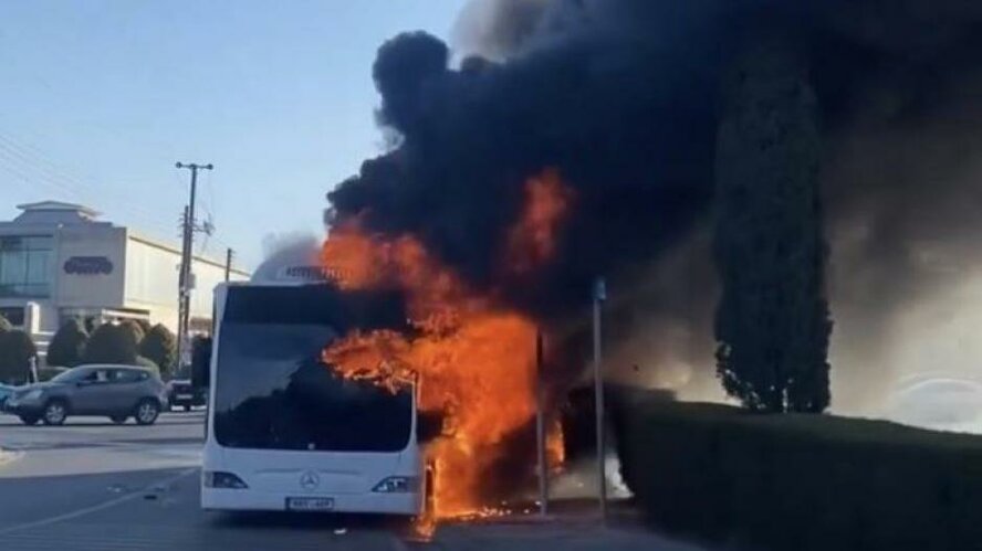 В Ларнаке прямо во время движения загорелся школьный автобус