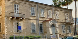 Здание первого банка Кипра выглядит и чувствует себя хорошо