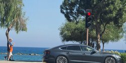 Иностранцы активно скупают на Кипре машины класса люкс