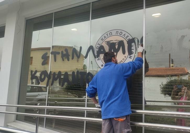 На окнах муниципалитета Като Полемидия в Лимассоле появились сообщения с угрозами