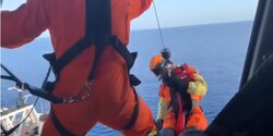 Киприоты на вертолете спасли иностранного моряка