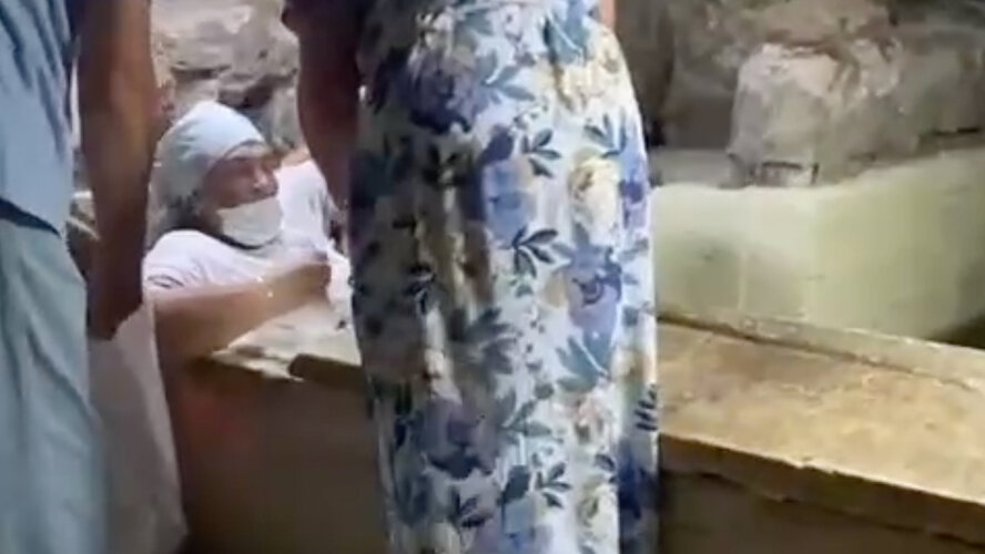 Российская пенсионерка во время экскурсии на Кипре залезла в саркофаг с мощами и застряла