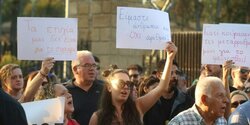 Кипрские учителя устроили акцию протеста у президентского дворца