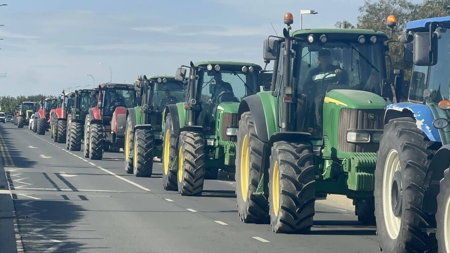 Фермеры Пафоса заблокируют дорогу в аэропорт, если их требования не будут выполнены