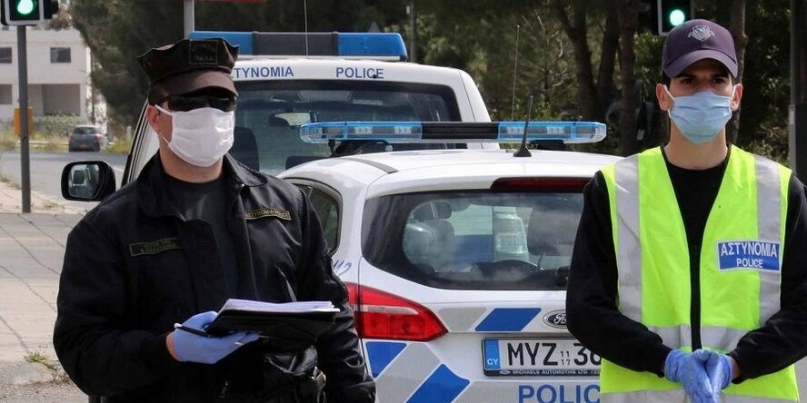 Полицейские Кипра вышли на улицы проверить, как соблюдаются ограничительные меры