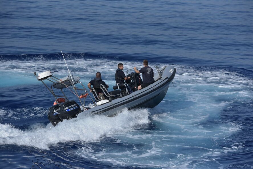 В районе Пафоса британец выпал из лодки и чуть не погиб