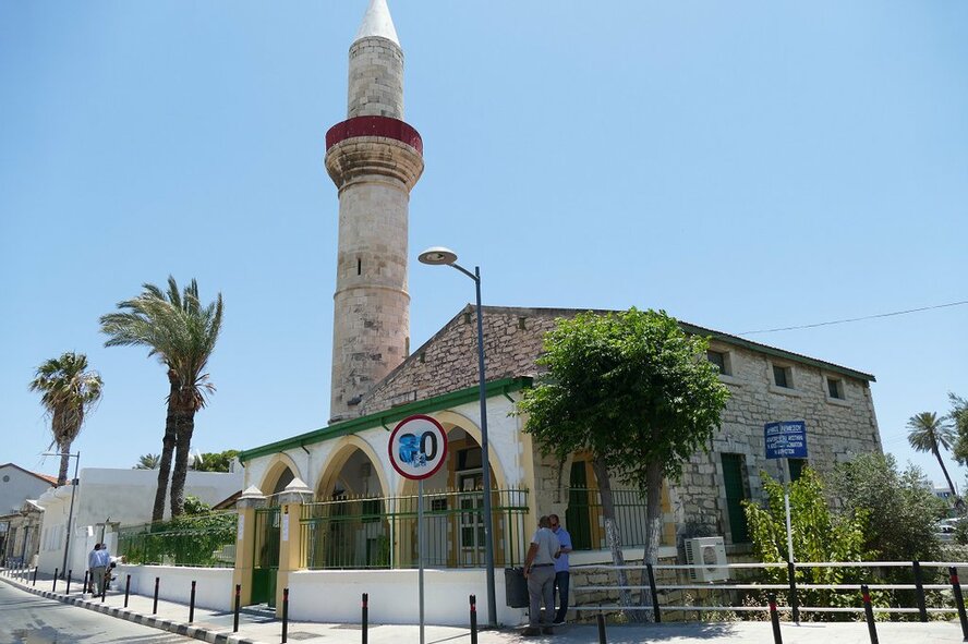 В Лимассоле в мечеть бросили два коктейля молотова