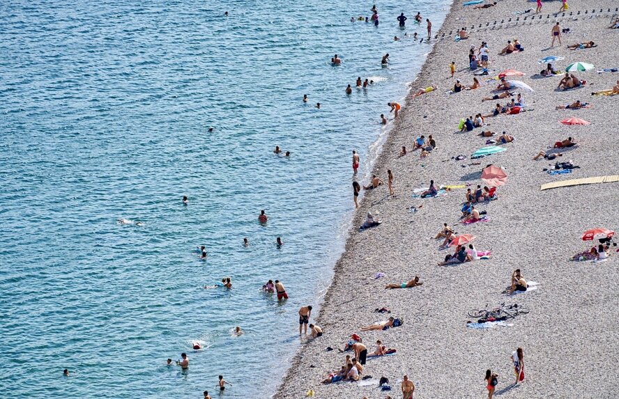 Многочисленных посетителей пляжей Пафоса некому спасать
