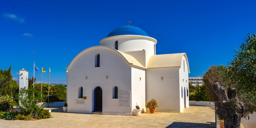 Небольшой белоснежный храм Святого Николая в Като Пафосе