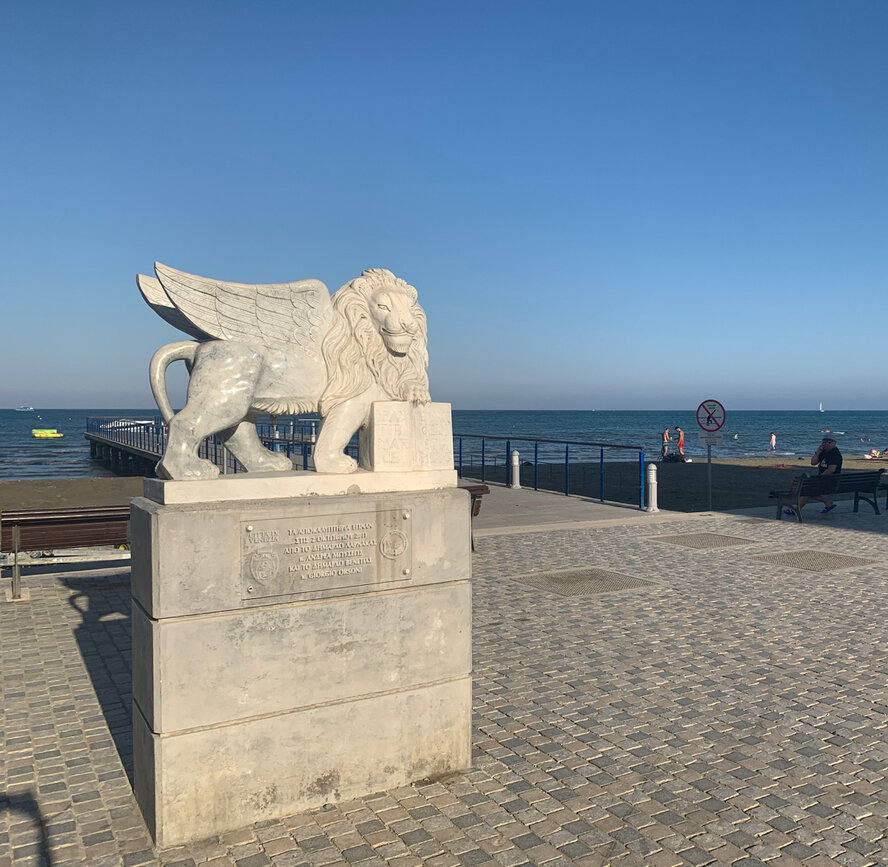 Венецианская скульптура льва на набережной Ларнаки