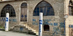 В Лимассоле неизвестные изрисовали мечеть греческими флагами