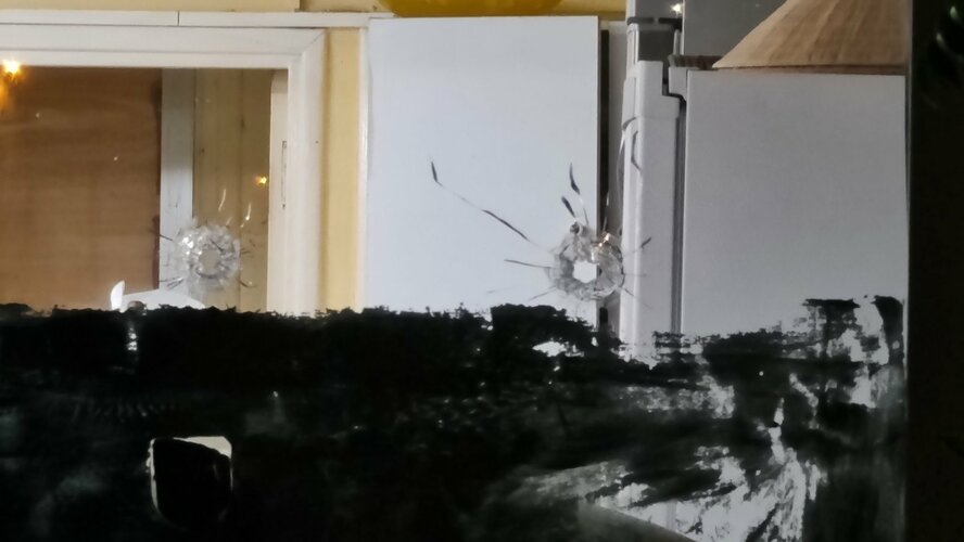 В Ларнаке неизвестный расстрелял из пистолета кафе полное посетителей В Ларнаке неизвестный расстрелял из пистолета кафе полное посетителей