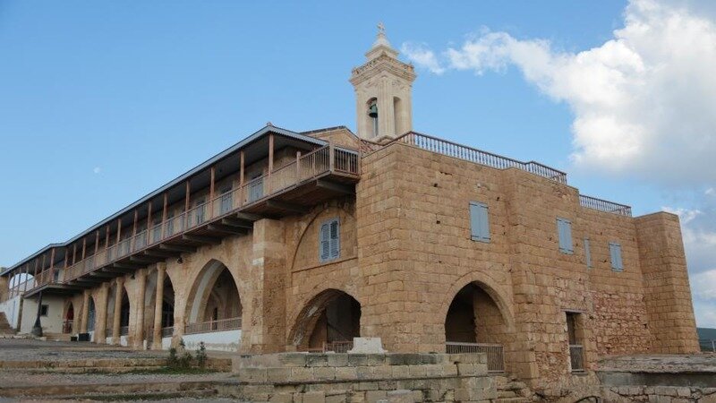 Храм Апостола Андрея на Кипре пожирает плесень