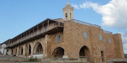 Храм Апостола Андрея на Кипре пожирает плесень