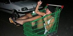 В Пафосе пьяная женщина забросала витрину супермаркета кирпичами