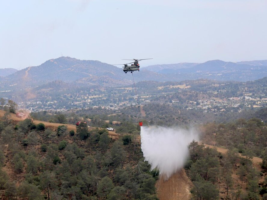 Вертолеты Chinook с британских баз будут тушить лесные пожары на Кипре