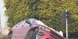 В Лимассоле внедорожник вылетел на пешеходную зону и повис на ограждении