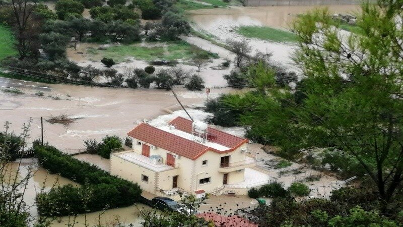 На Кипре мужчина отказался покидать свой затопленный дом