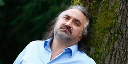 Известный турецкий певец Волкан Конак умер во время своего концерта в Искеле
