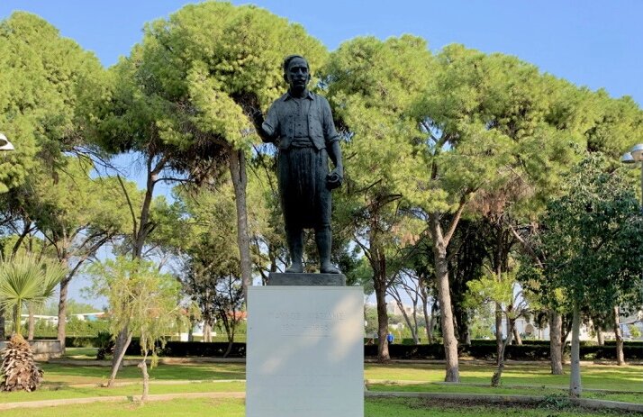 Памятник в Ларнаке Павлосу Лиасидису — одному из топовых поэтов Кипра