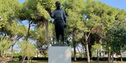 Памятник в Ларнаке Павлосу Лиасидису — одному из топовых поэтов Кипра