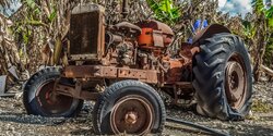 ​В Пафосе 78-летний дедушка перевернулся на тракторе