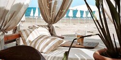 5 пляжных баров Ларнаки для жарких летних выходных