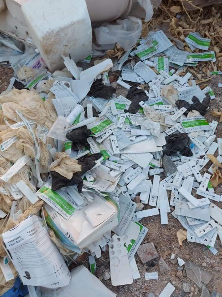 ​Медицинские отходы после экспресс-тестов вывалили на обочину дороги в Никосии