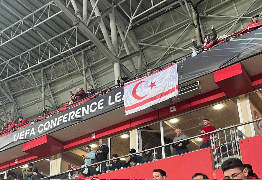 Флаги непризнаний республики Северного Кипра на трибунах Лиги конференций УЕФА
