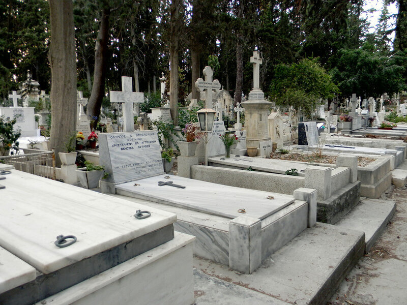 Киприоты начали продавать места на кладбище