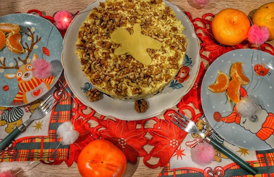 Хо-хо-хо. Время праздничных рождественских блюд на Кипре. Изумительный слоеный куриный салат с черносливом, грецкими орехами и сочными кисло-сладкими яблоками