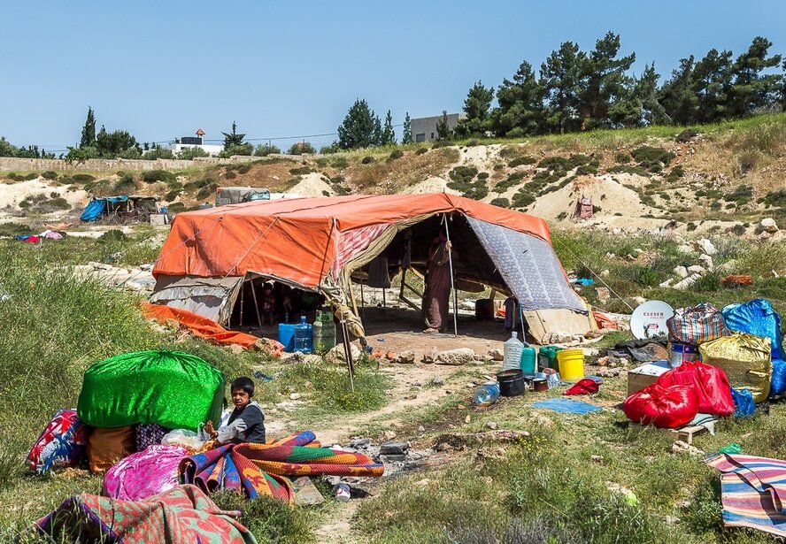 Семья беженцев с пятимесячным ребенком уже несколько дней живет в шалаше на пляже Ларнаки