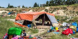 Семья беженцев с пятимесячным ребенком уже несколько дней живет в шалаше на пляже Ларнаки