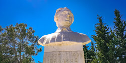 Бюст Дионисиоса Соломоса на одноименной площади в Пафосе 
