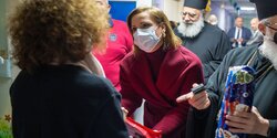 Первая леди Кипра посетила больницы перед Рождеством