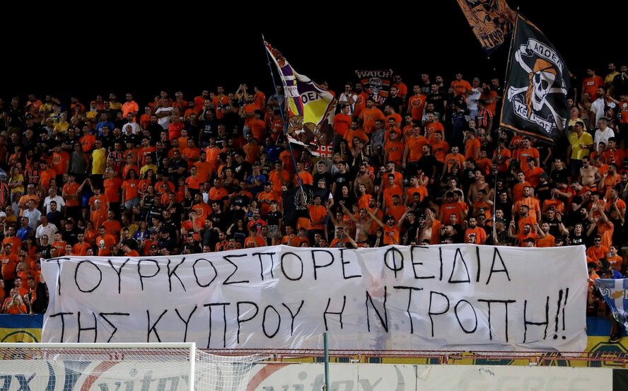 Фанаты АПОЭЛ в Ларнаке вывесили баннер с оскорбениями евродепутата Фидиаса Панайоту