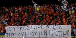 Фанаты АПОЭЛ в Ларнаке вывесили баннер с оскорбениями евродепутата Фидиаса Панайоту