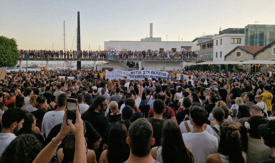 В Лимассоле прошла массовая акция протеста после трагического пожара В Лимассоле прошла массовая акция протеста после трагического пожара