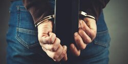 Мужчина, ударивший курьера по лицу, вернул ему телефон