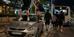 Подростки в Лимассоле попрыгали на капоте автомобиля и уехали на автобусе №30