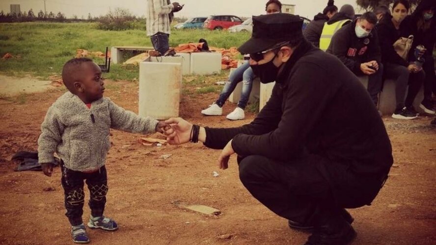 История фотографии, на которой спецназовец играет с маленьким беженцем