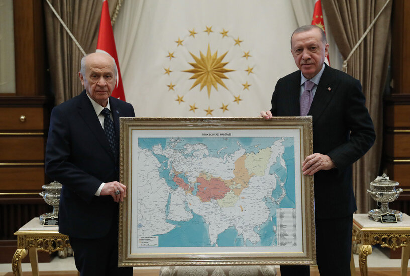 Лидер «Серых волков» Бахчели подарил Эрдогану «карту тюркского мира», на которой оказалась половина Кипра